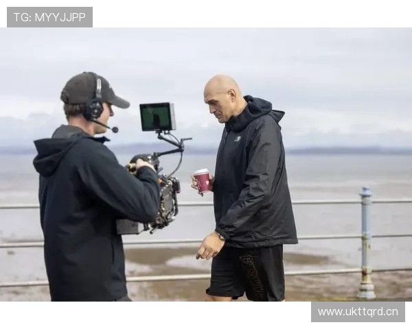 泰森·富里睡醒发现床是金的