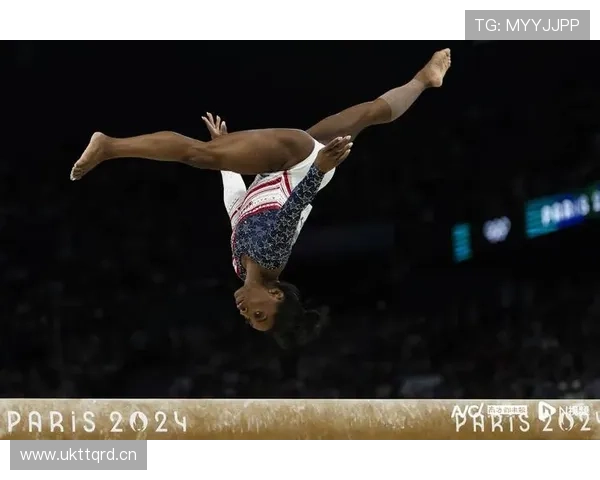 西蒙·拜尔斯家里泳池比咱们小区还豪，训练完还蹲厨房抢零食？